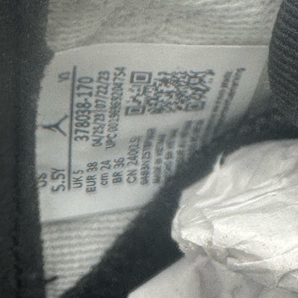 Jordan Black and White Sneakers Sleek Design - Picture 8 of 13